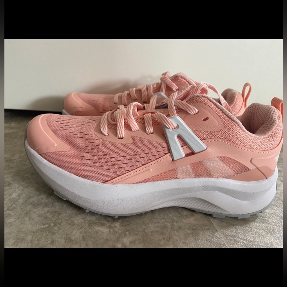 *new* size 7. The North Face Hypnum